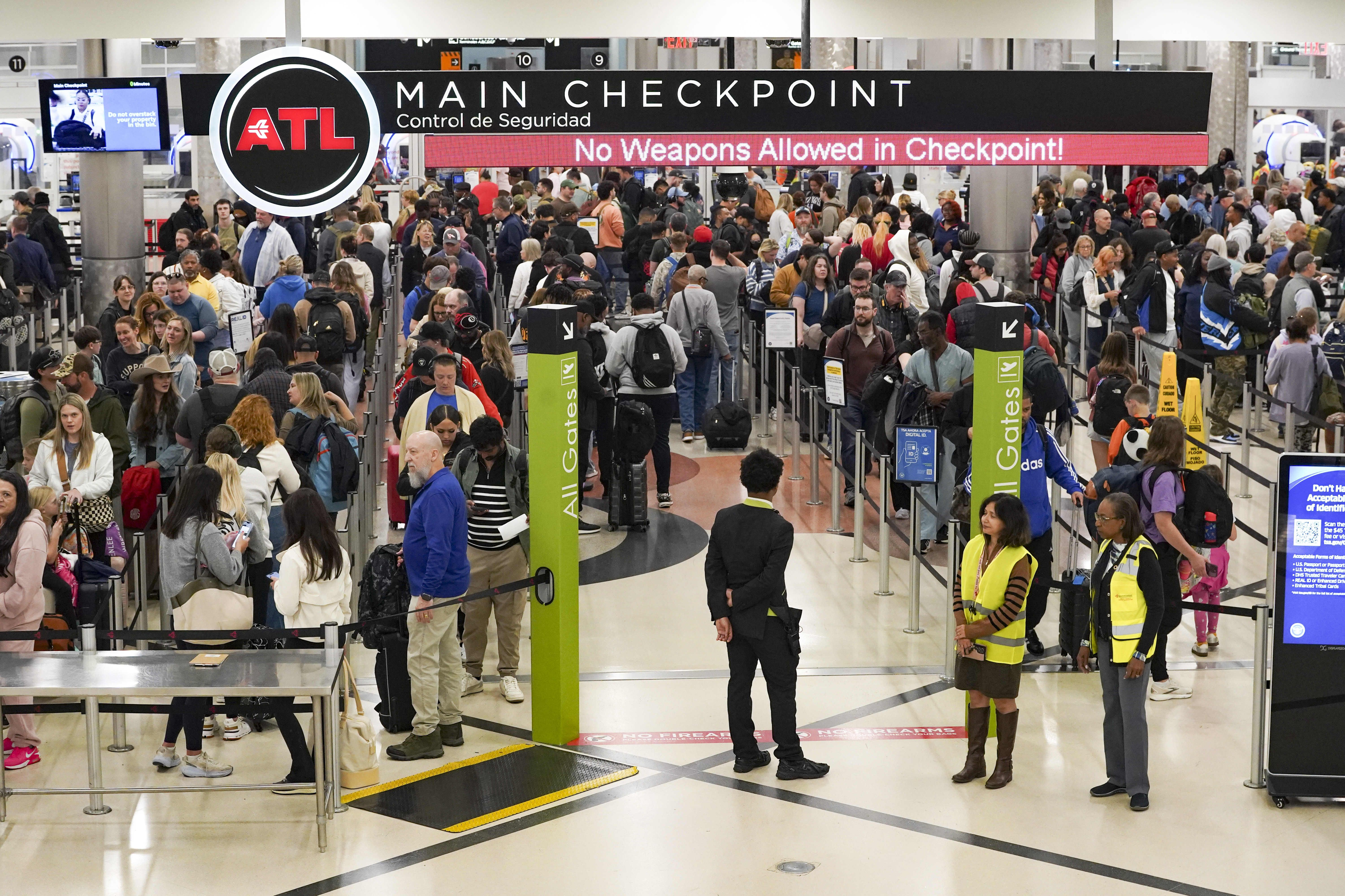 Long screening lines at Hartsfield-Jackson Atlanta International Airport on Monday due to screener shortages and bad weather. Photo: Megan Varner/Getty Images