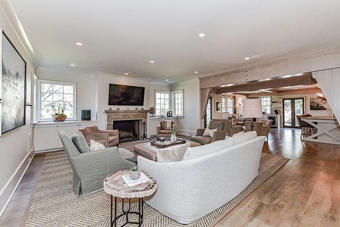 2001 Sherwood Ave. living room