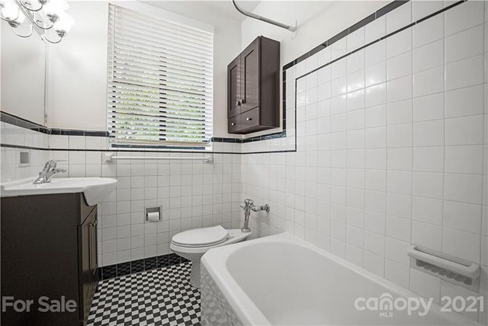 1121 Myrtle Ave Unit 71-B1 bath