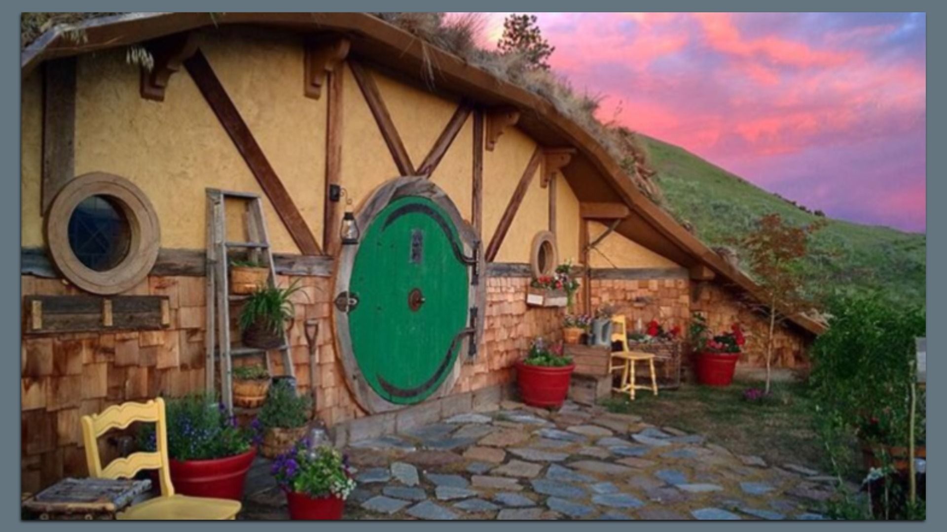 An Airbnb house in Eastern Washington that looks like a hobbit house. 
