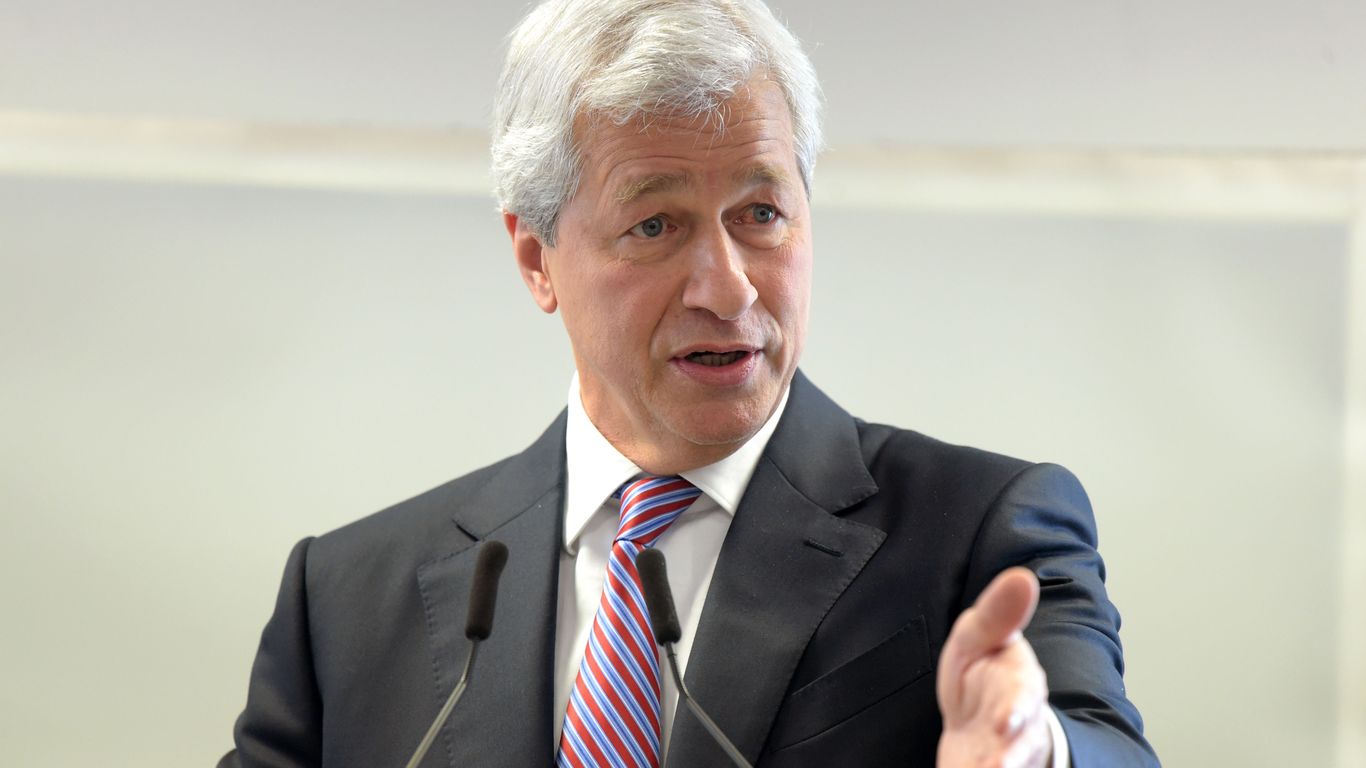 Video Chase CEO Jamie Dimon speaks with Axios