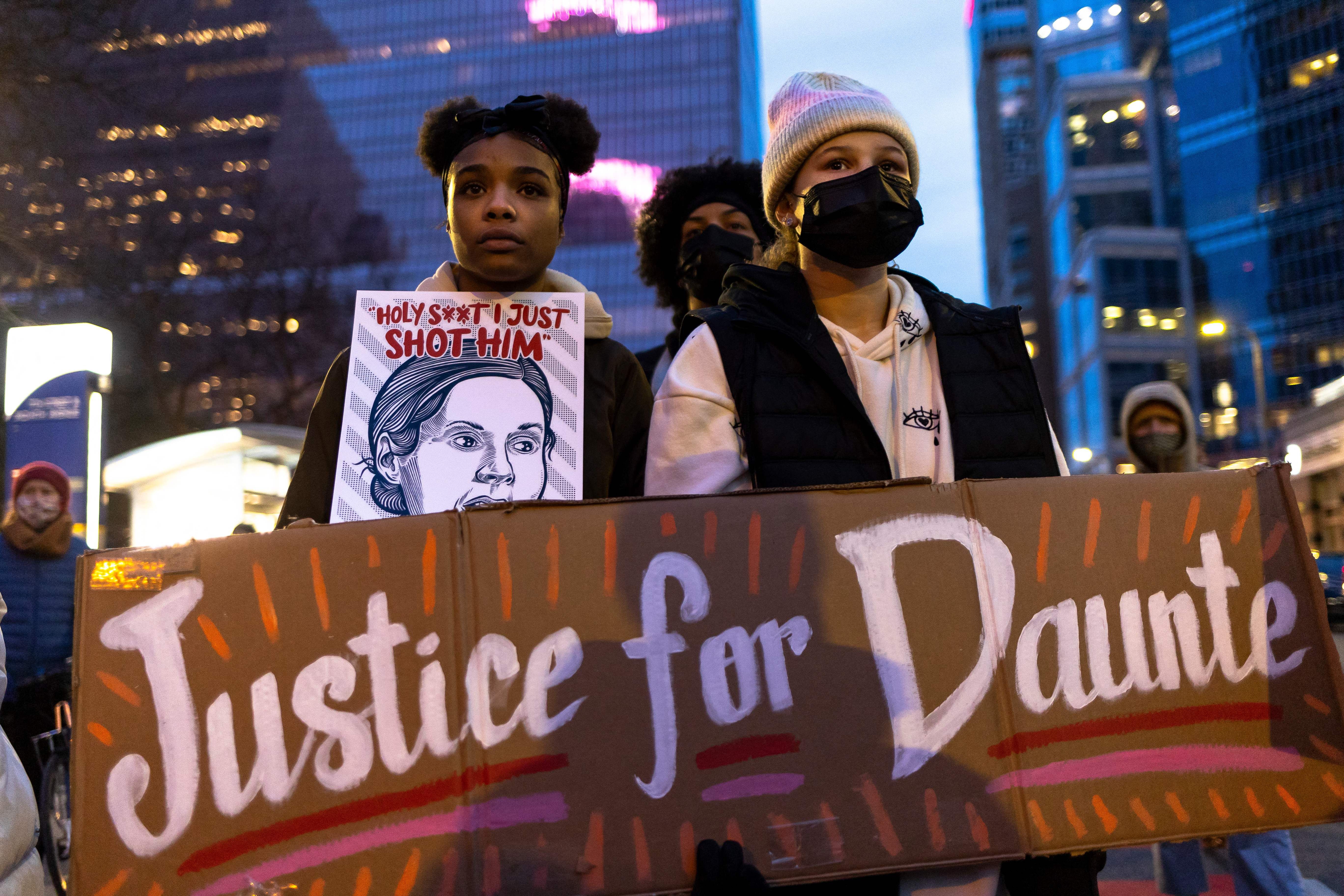 Protestocular "Duante için adalet" yazılı bir pankart taşıyor.