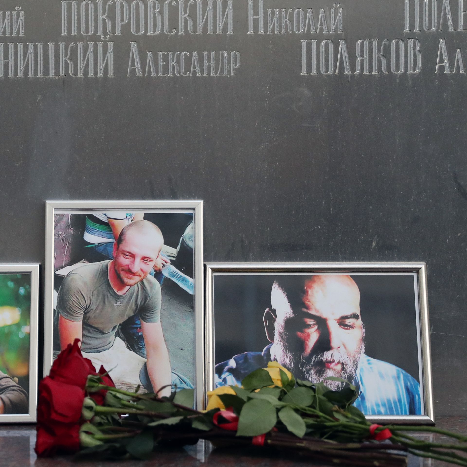 Flowers brought to the Central House of Journalists in memory of three Russian journalists killed in the Central African Republic.