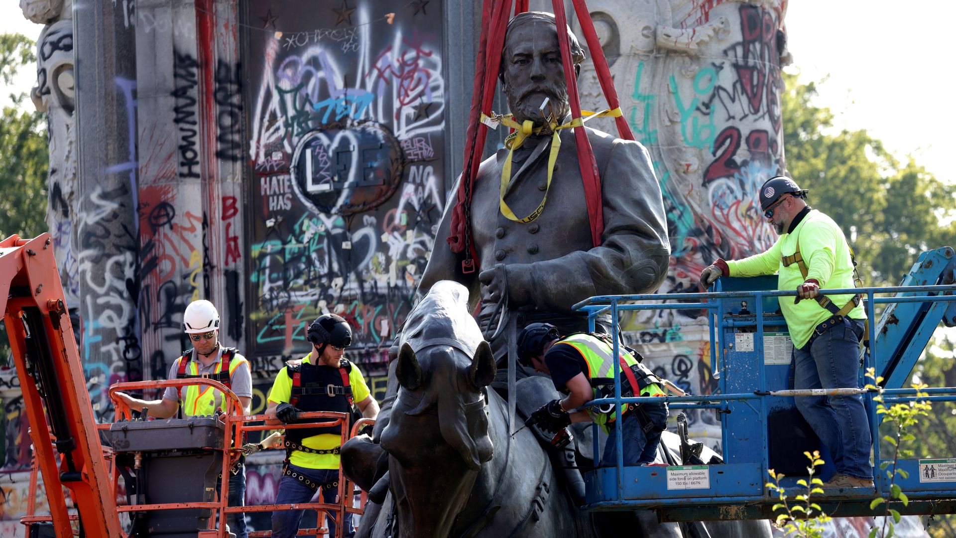 Workers remove the statue of Robert E. Lee at the Robert E. Lee Memorial during a removal September 8, 2021 in Richmond, Virginia. 