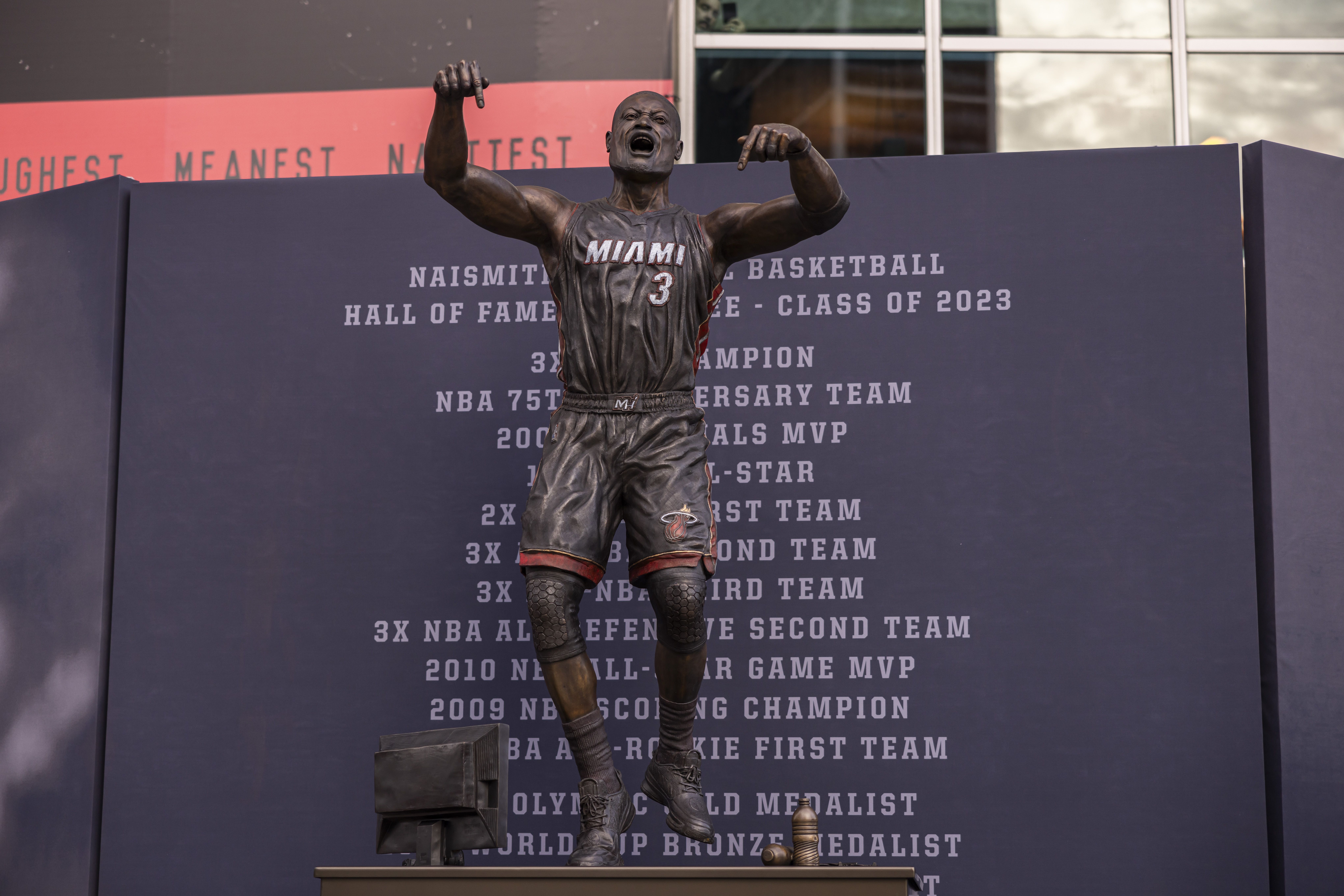 The new Dwyane Wade statue