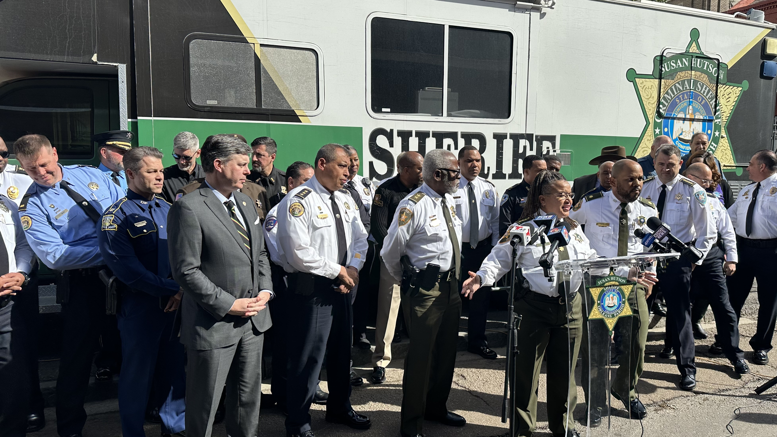 Regional Cops Bolster New Orleans Police Presence For Mardi Gras Axios New Orleans 