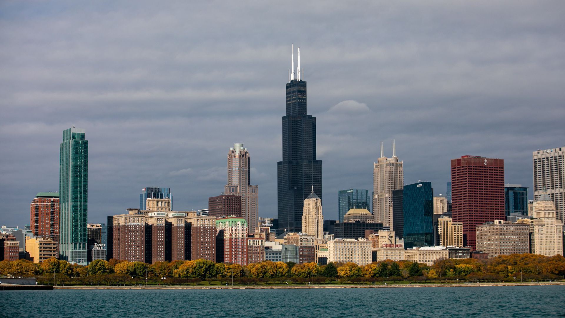 chicago skyline behind lake michigan