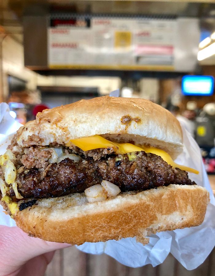 burger-at-brooks-sandwich-house-in-noda