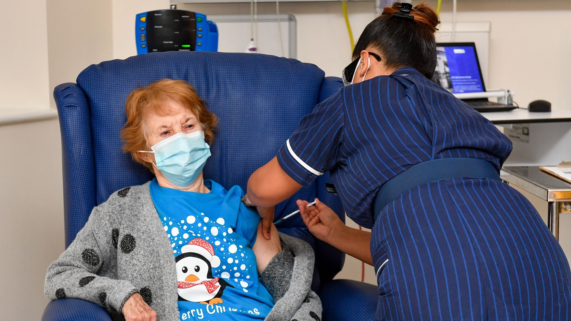 Nurse May Parsons (R) administers the Pfizer/BioNtech Covid-19 vaccine to Margaret Keenan (L), 90, at University Hospital in Coventry, central England, on December 8