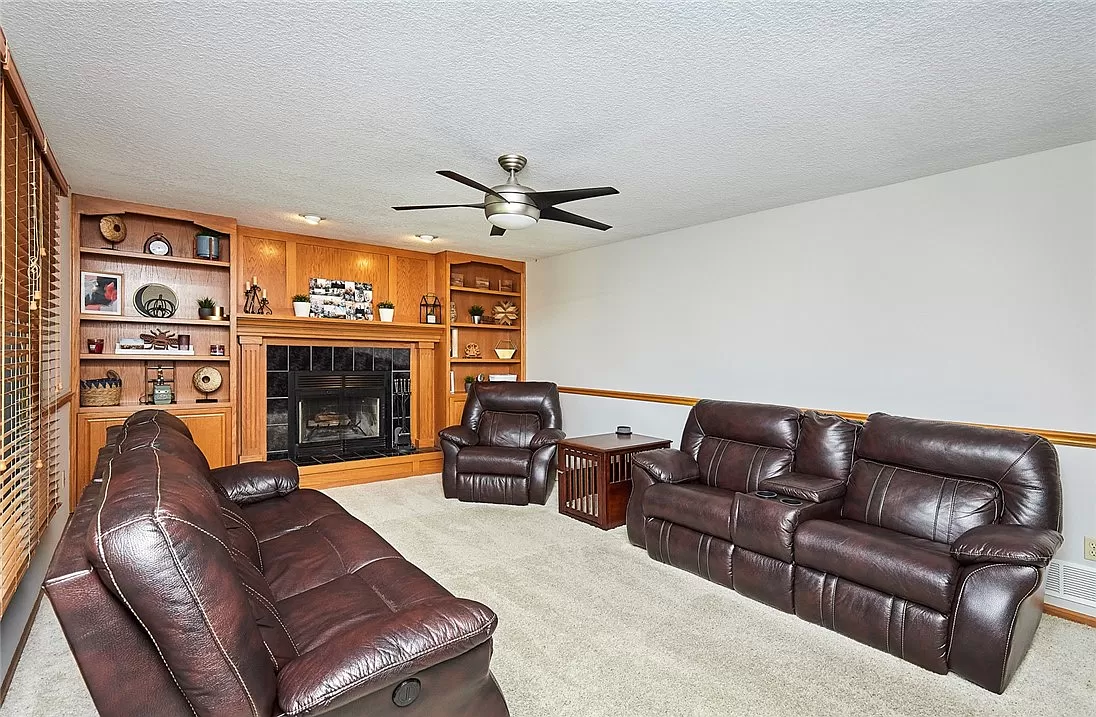 Living room at 913 SE Laurie Ln, Ankeny, IA 