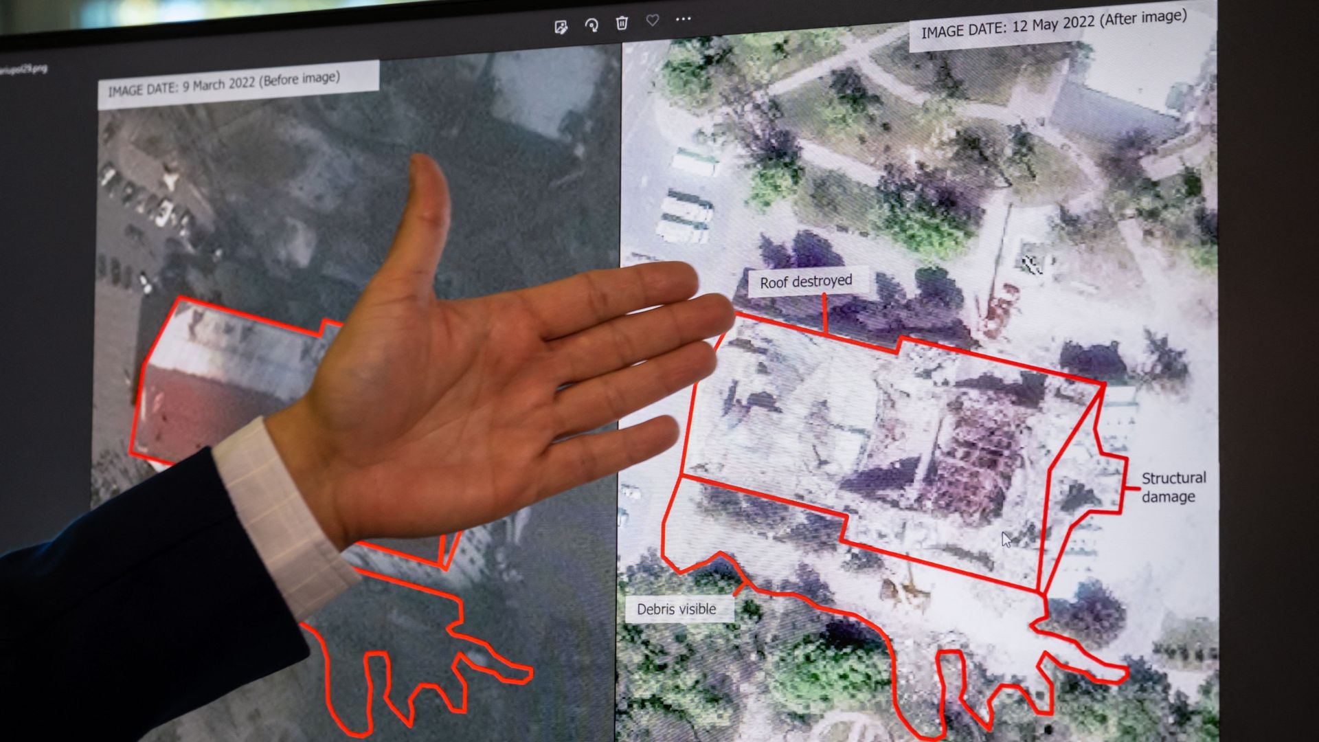 Manuel Fiol of the UN Satellite Centre (UNOSAT) shows satellite pictures of the theater of Mariupol in Geneva on Oct. 26.