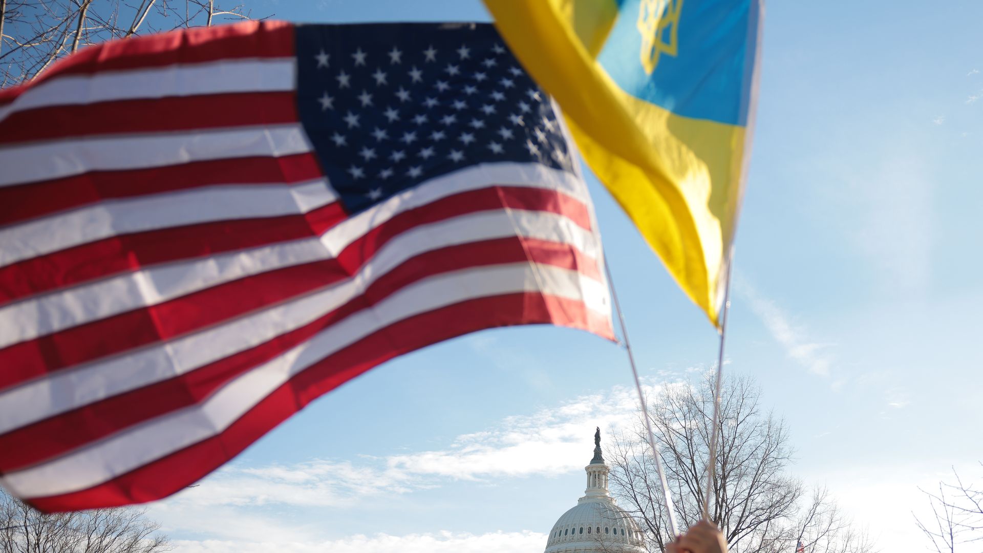 Ukrainian and American flags outside the US Capitol 
