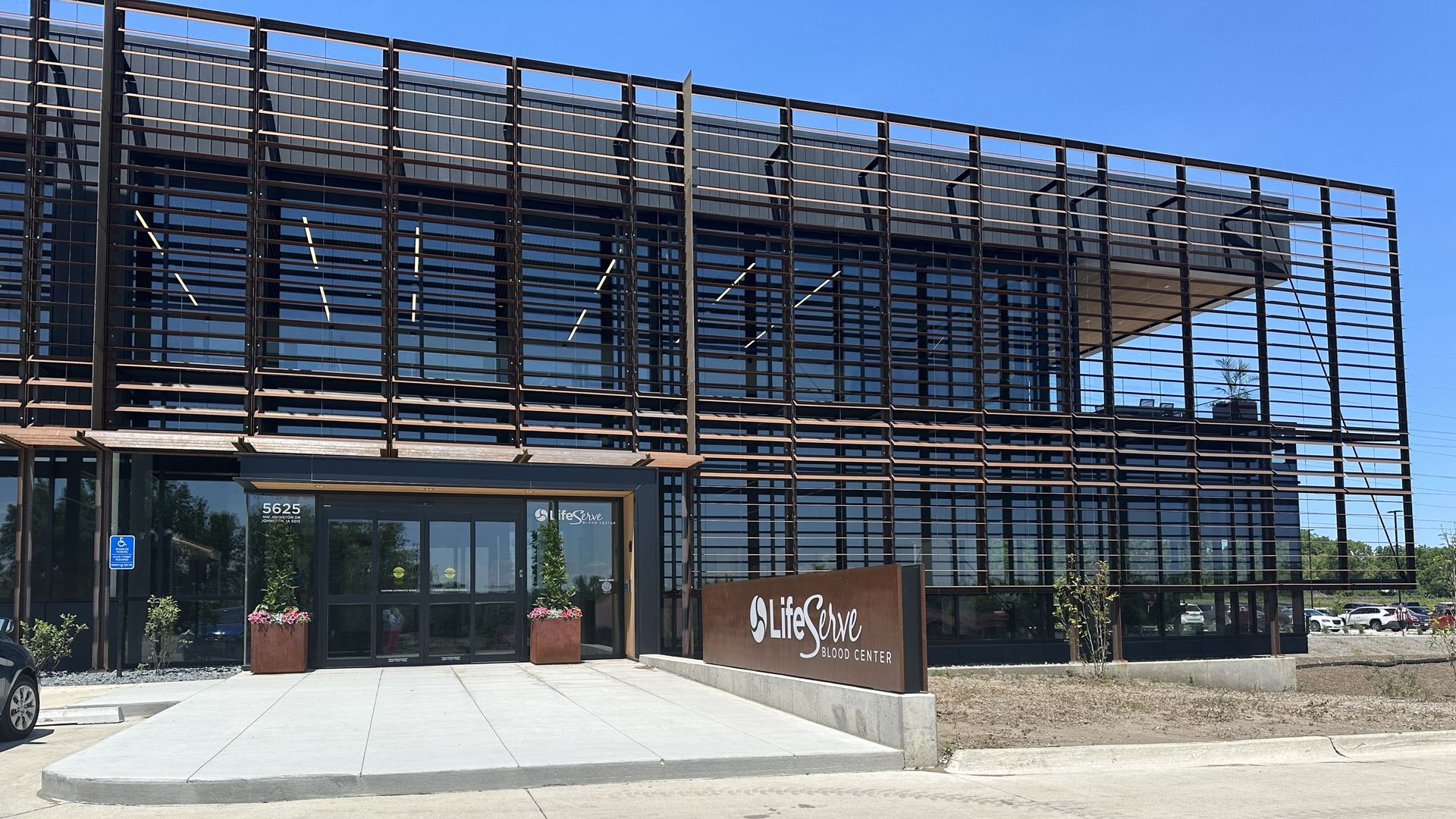 A photo of LifeServe Blood Center's headquarters in Johnston.