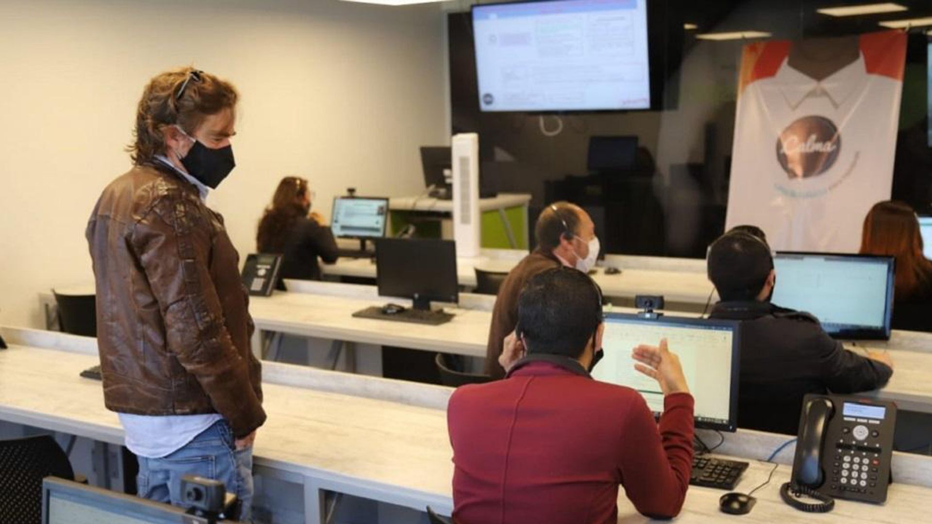 The Calma call center in Bogotá, where trained therapists help men unlearn machismo and vent their emotions. Photo: Secretaría de Cultura de Bogotá