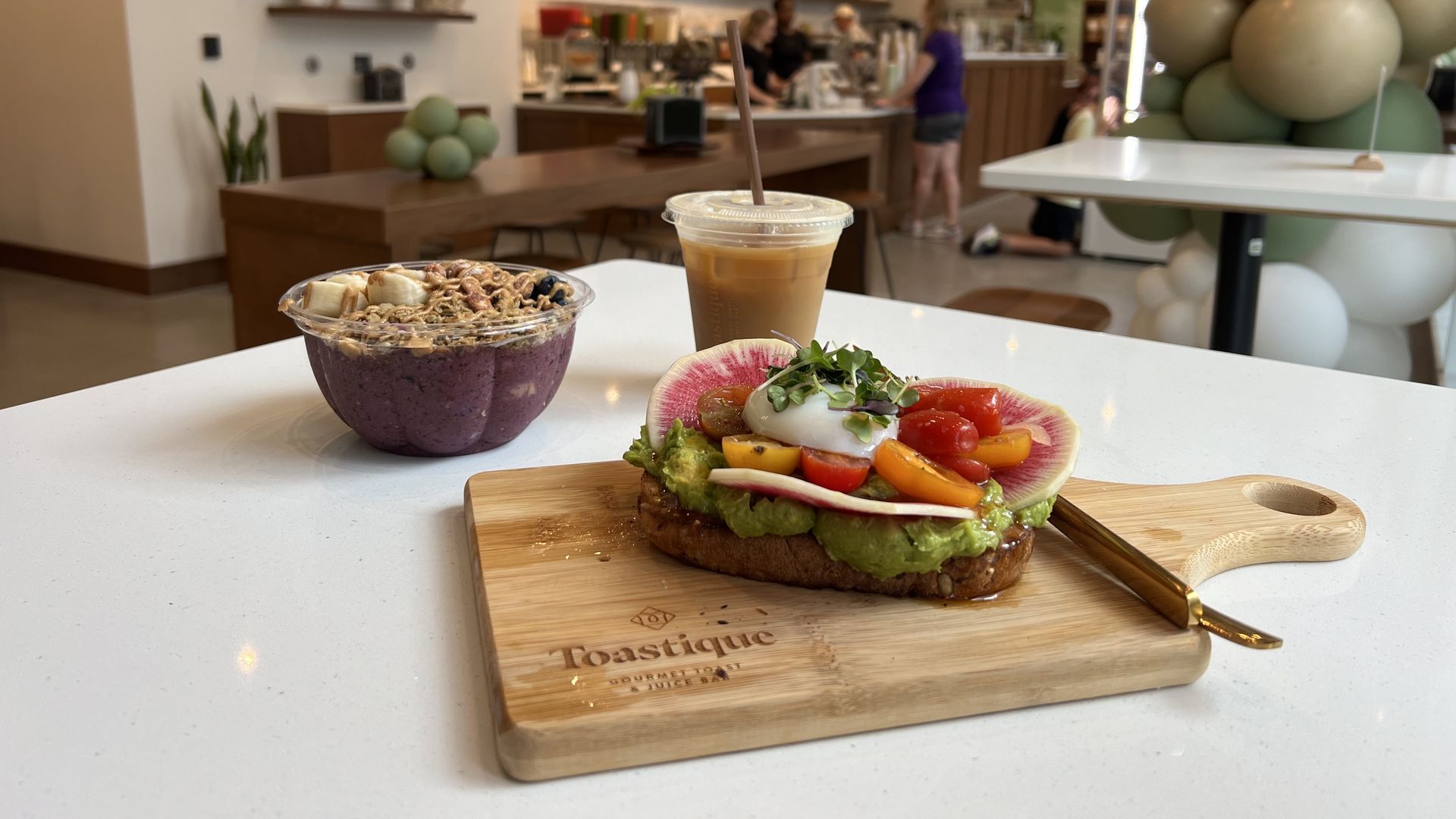 Avocado toast + smoothie bowl =  a delicious sweet and savory setup. Photo: McKenzie Rankin/Axios
