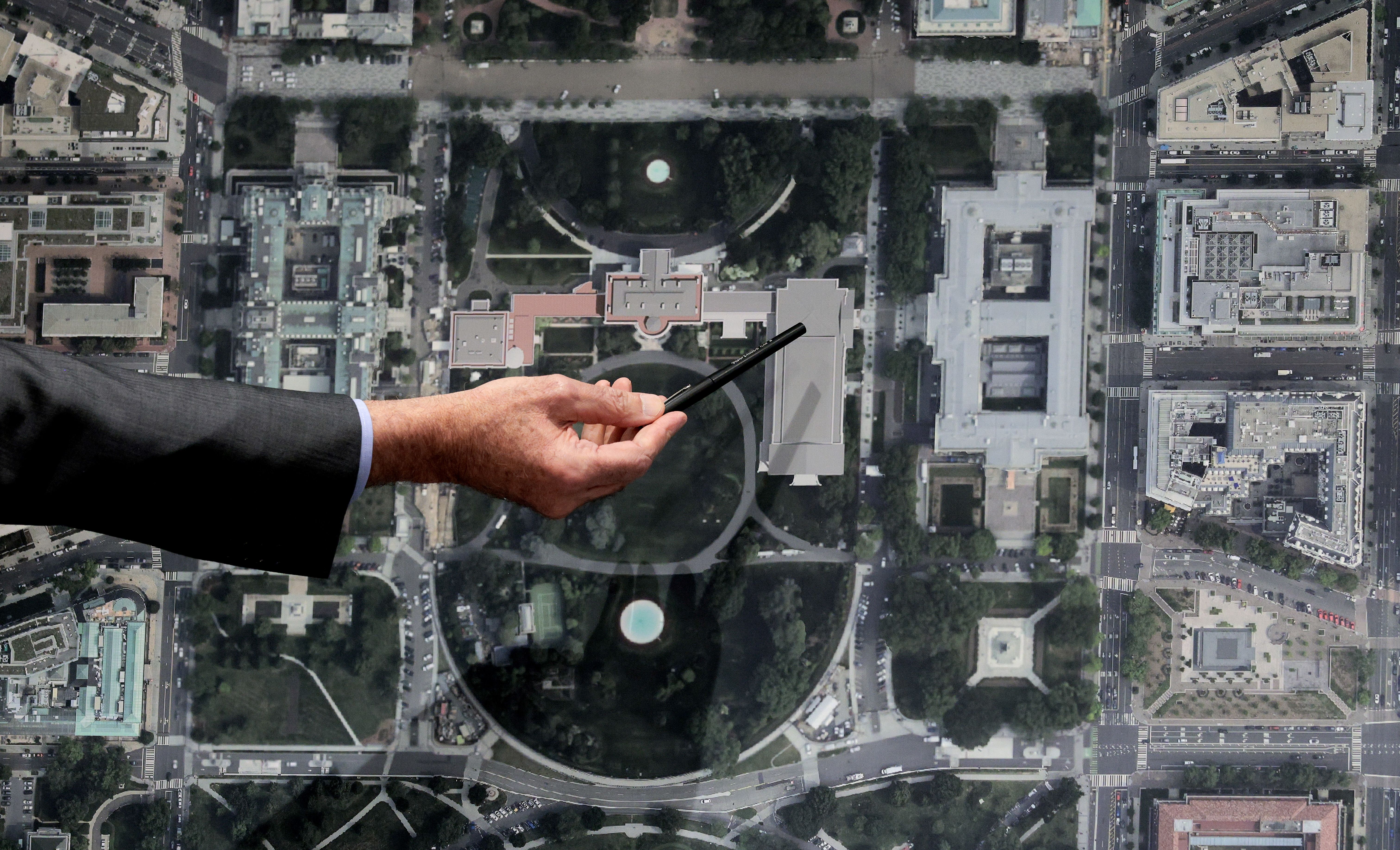 Architect Shalom Baranes points to a site plan for the proposed White House ballroom during a National Capital Planning Commission meeting.