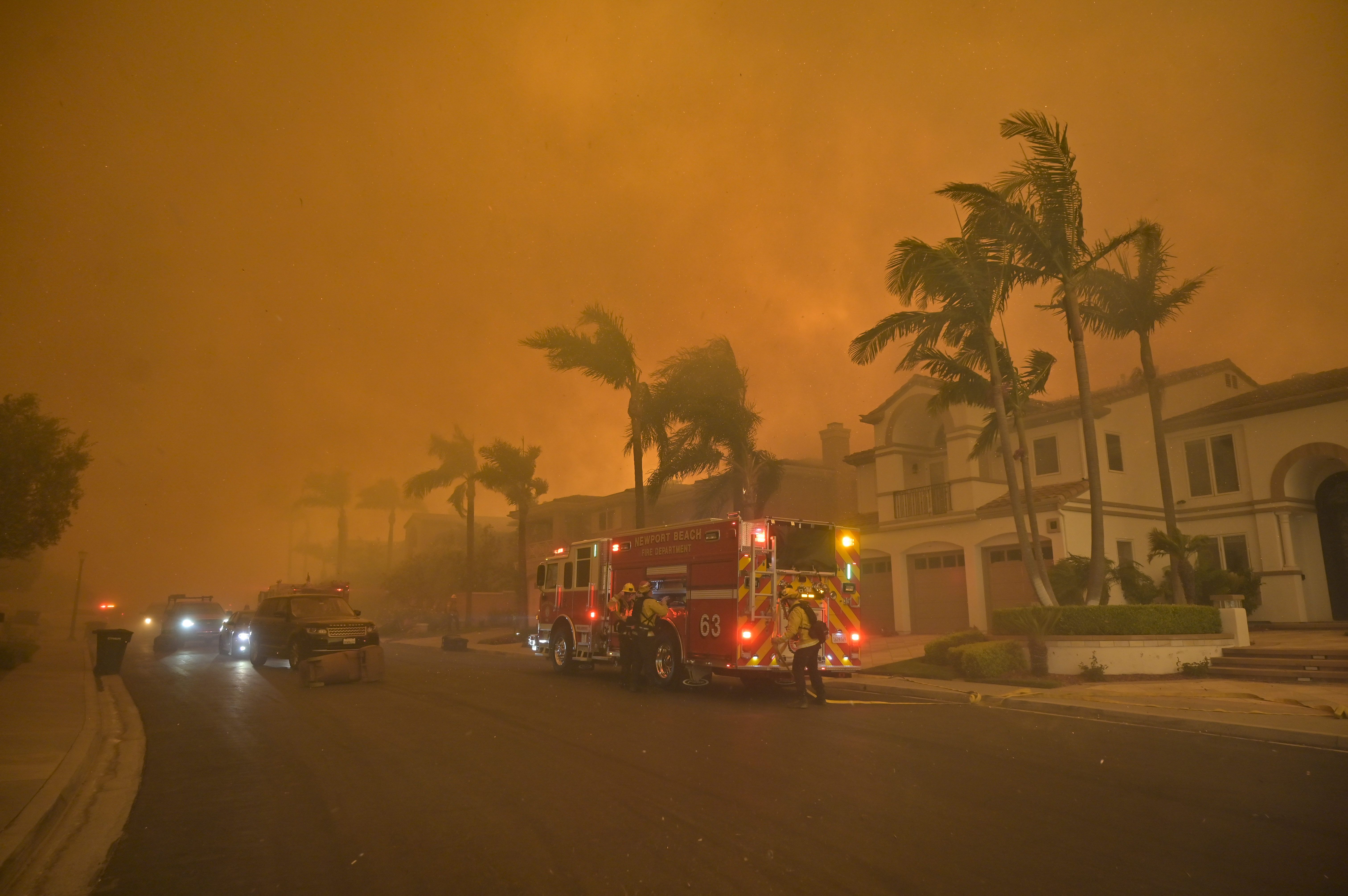 Les pompiers combattent le Coastal Fire près de l'intersection de Vista Montemar et Coronado Pointe à Laguna Niguel, Californie, le mercredi 11 mai.