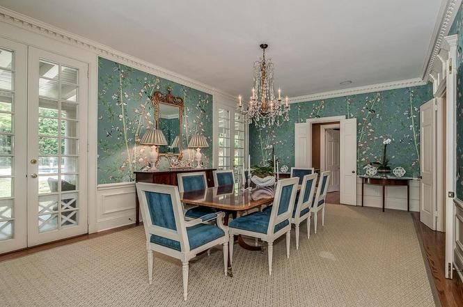 2064 Queens Rd E dining