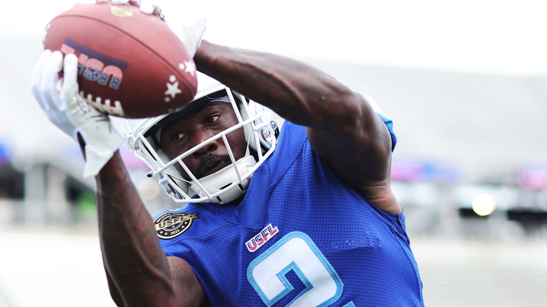USFL player Johnnie Dixon catches a football.
