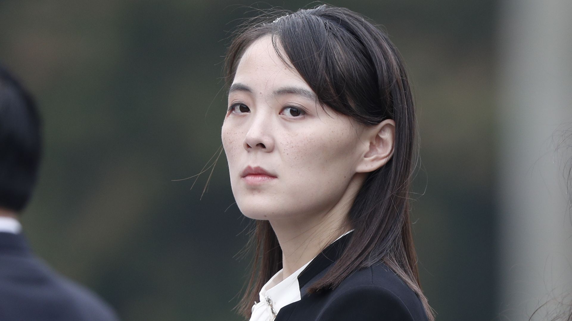  Kim Yo Jong, sister of North Korea's leader Kim Jong Un, attends wreath laying ceremony at Ho Chi Minh Mausoleum in Hanoi, March 2, 2019. 
