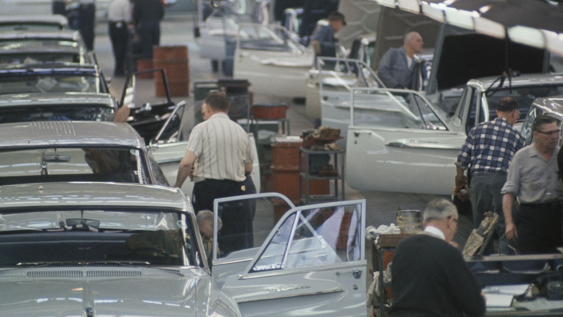 assembly line of Plymouth sedans in 1962