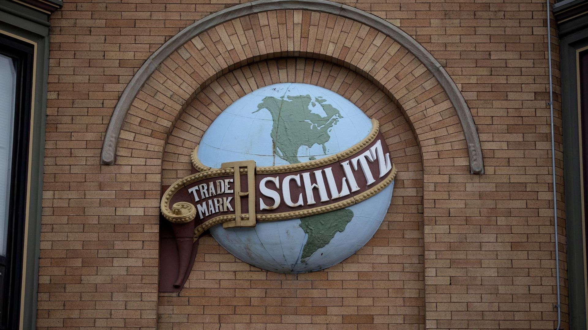 Schlitz sign