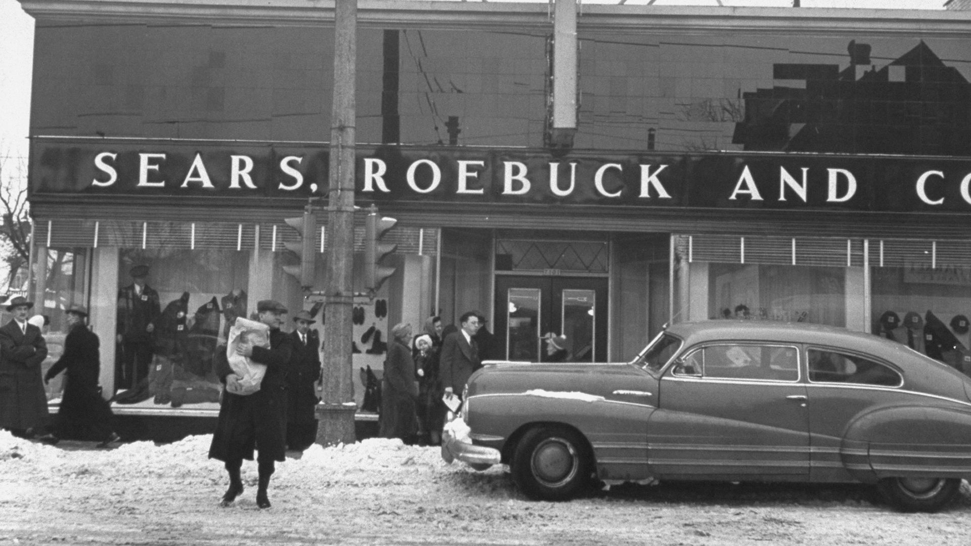 Black and white photo of Sears storefront in 1943