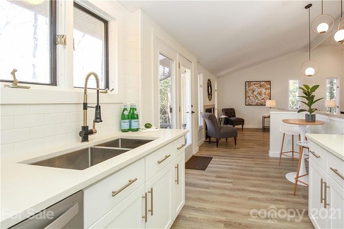 2440 Roundabout Ln kitchen