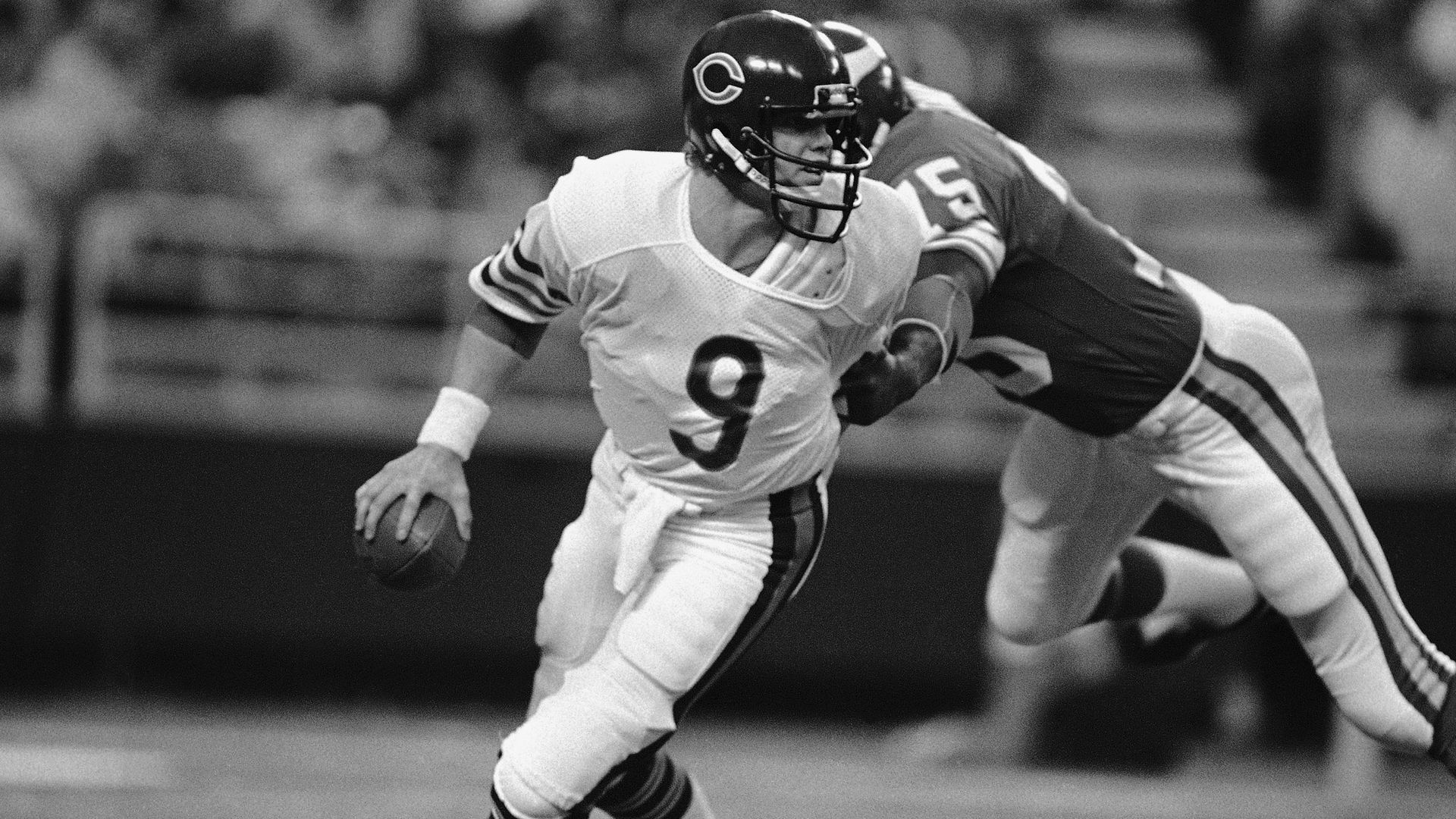 Jim McMahon evades a sack by a Vikings player 