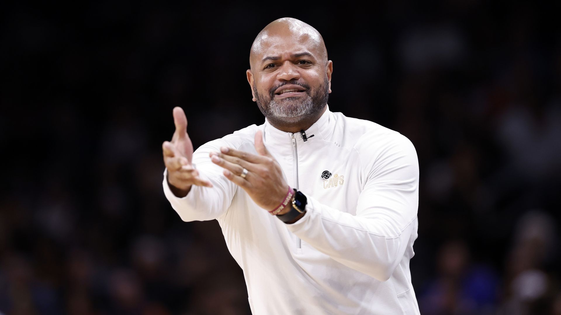 Cavs head coach J.B. Bickerstaff complaining to refs. 