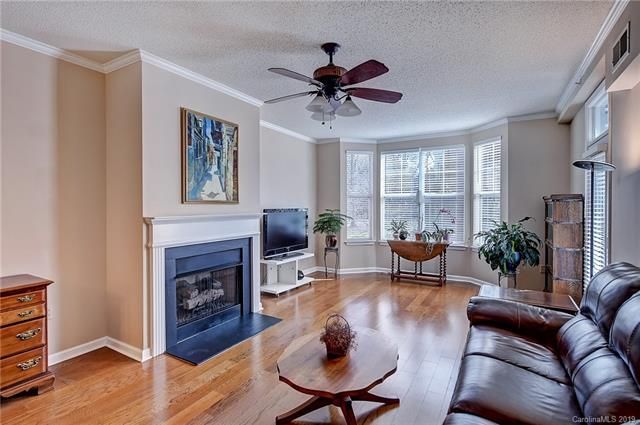 405 W. 7th St. inside