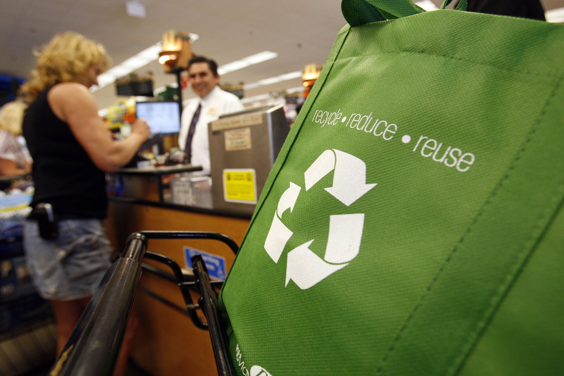 Kroger is dropping plastic bags by 2025 Axios