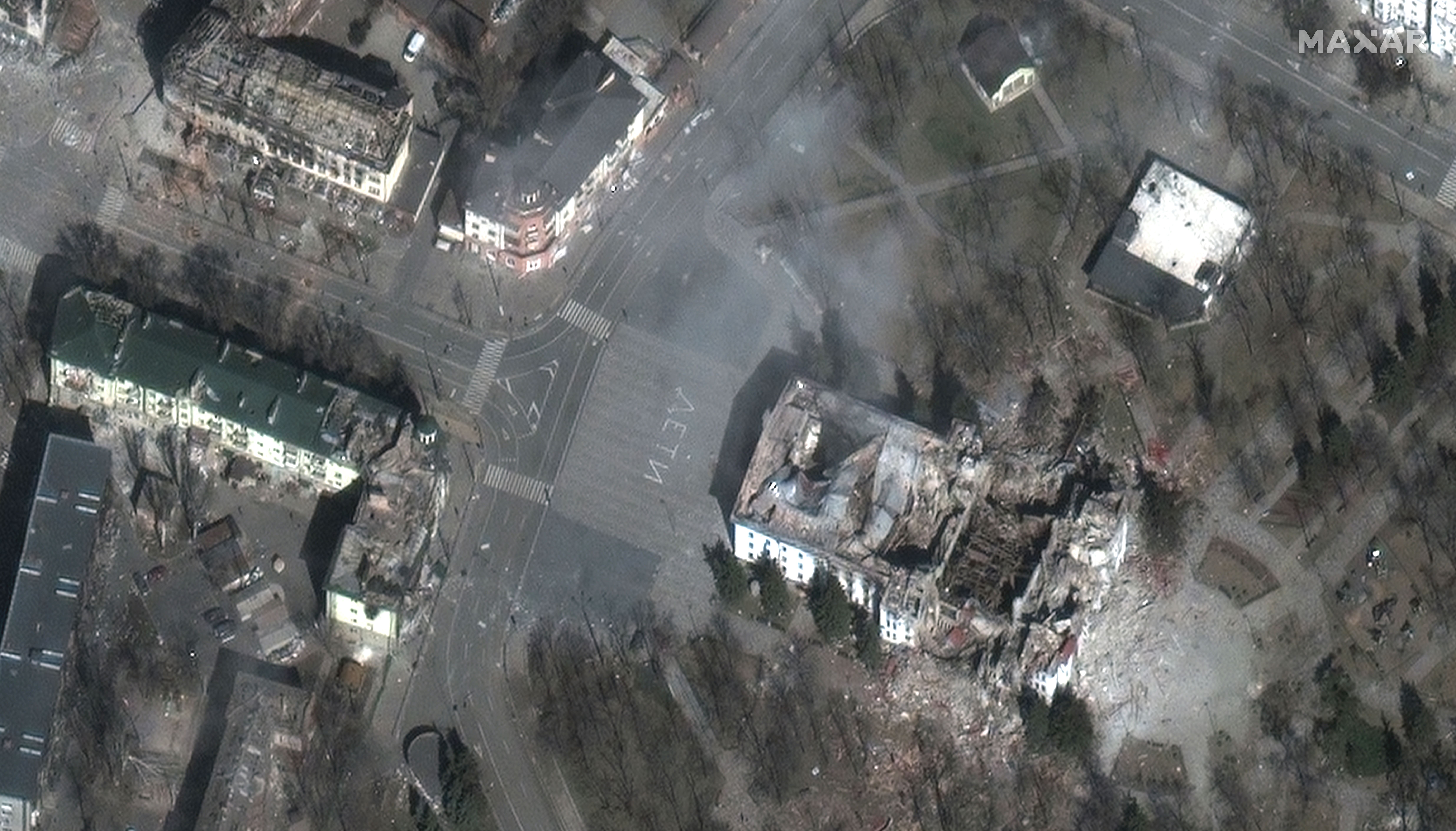 Śródmieście Mariupol pokazujące rozległe uszkodzenia w Teatrze Mariupol i w jego pobliżu w dniu 29 marca.