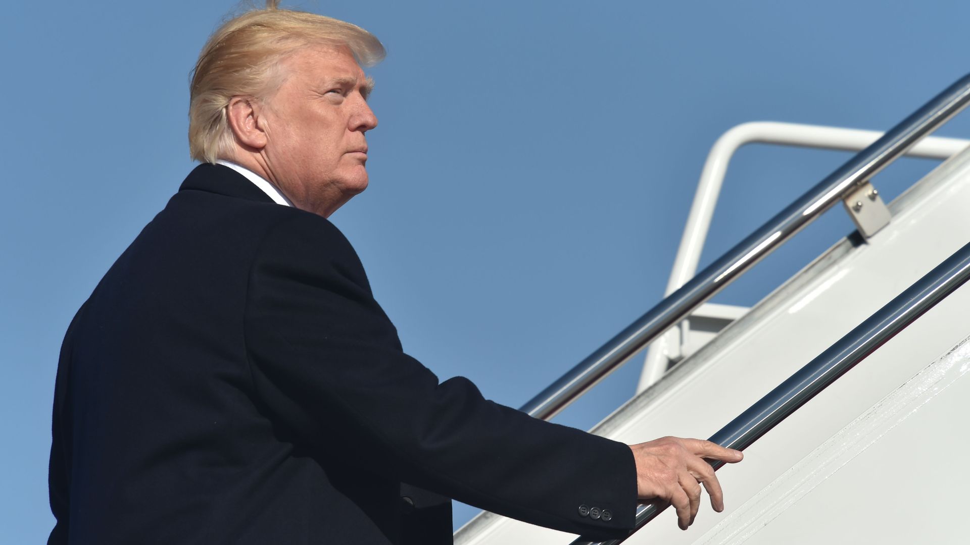 Trump ging up stairs to get in Airforce One