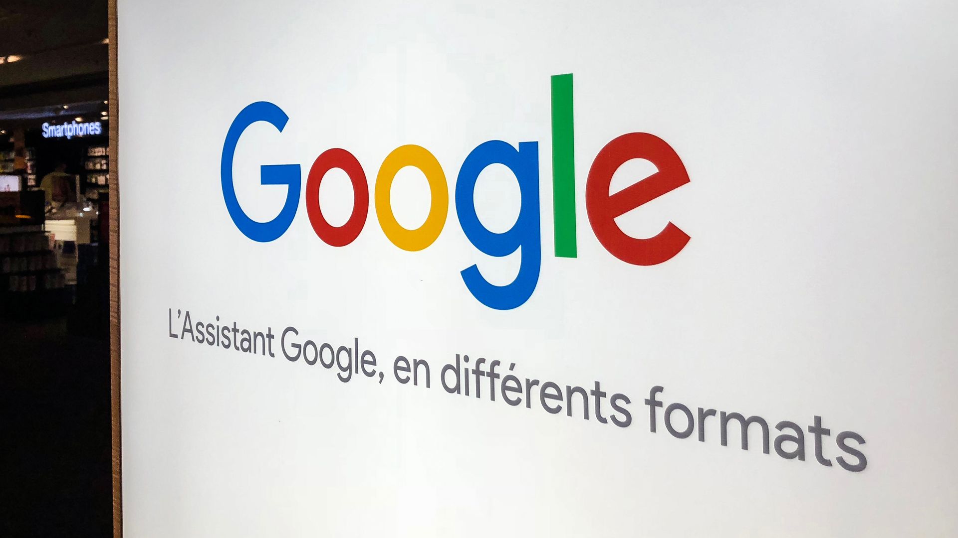 Google with the subtitle in French 'Google Assistant in different formats'