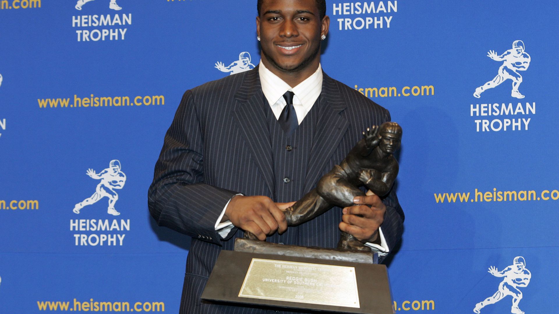 Reggie Bush holding his Heisman Trophy in 2005