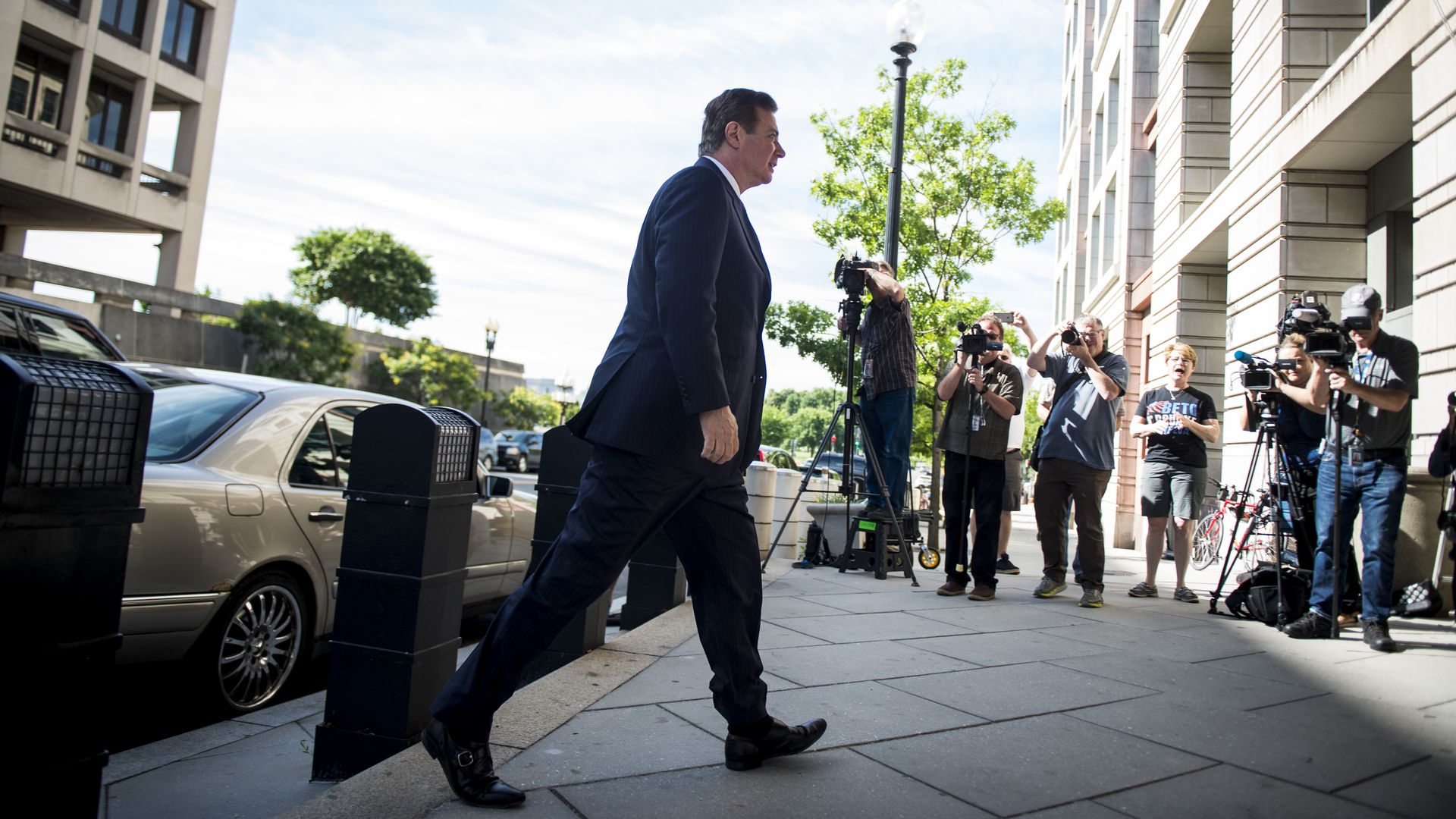 Paul Manafort walking into a court house 