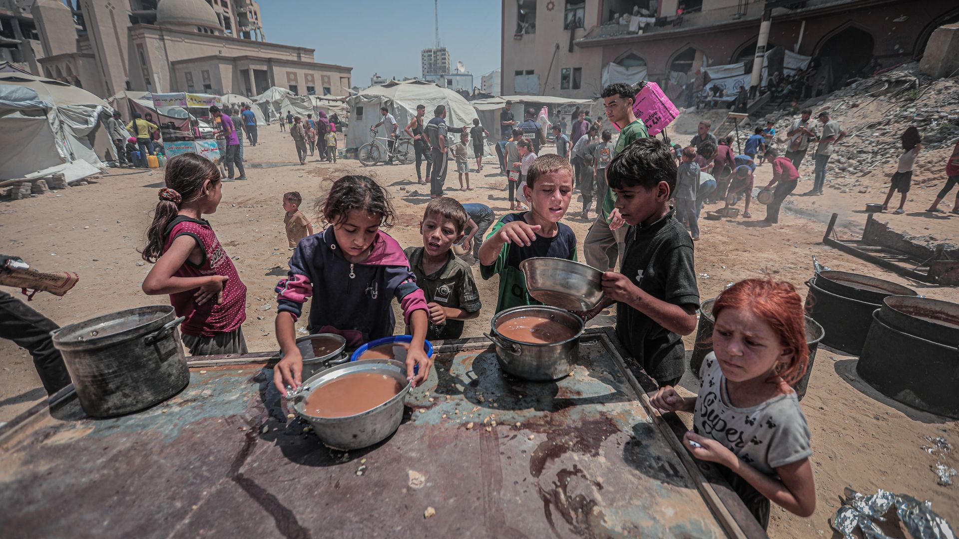 A charity distributes food in Gaza City. Photo: Hamza Z. H. Qraiqea/Anadolu via Getty Images