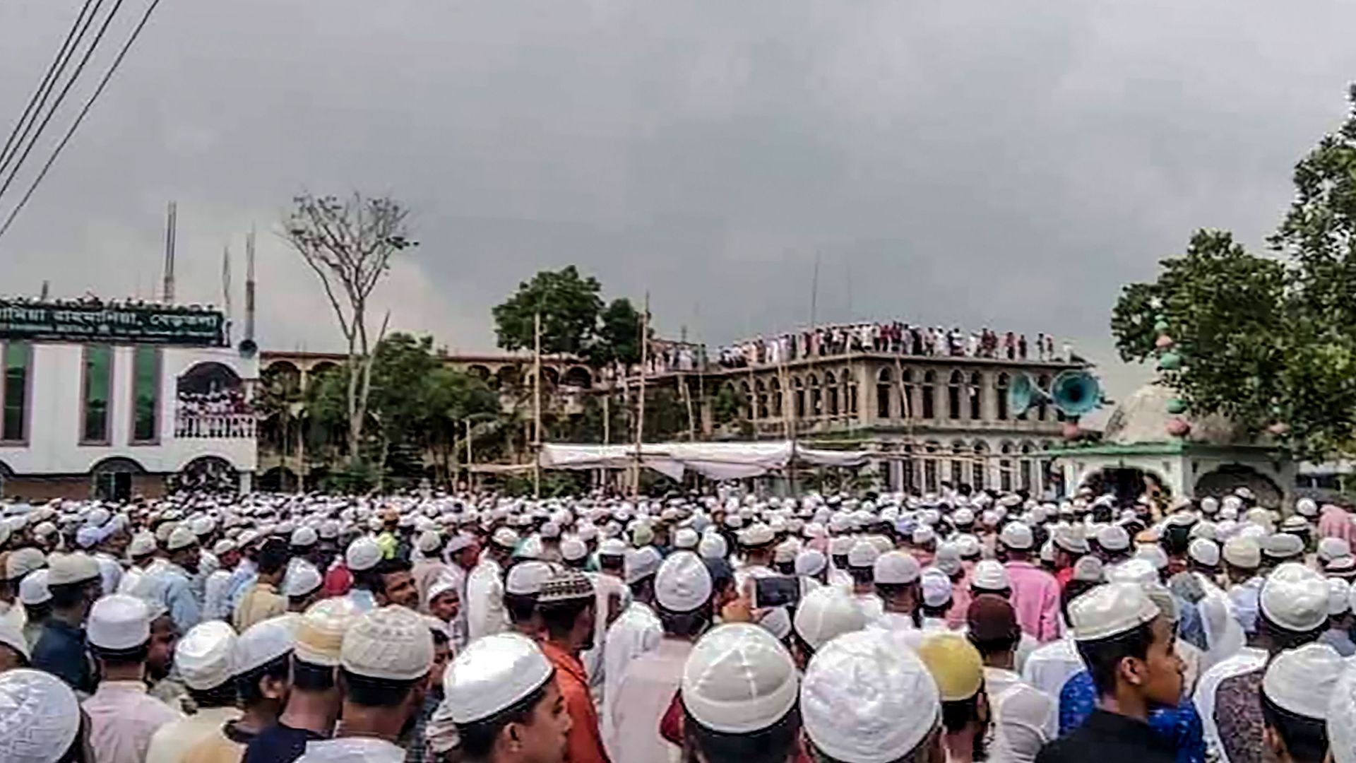Photo of crowds at funeral in Bangladesh