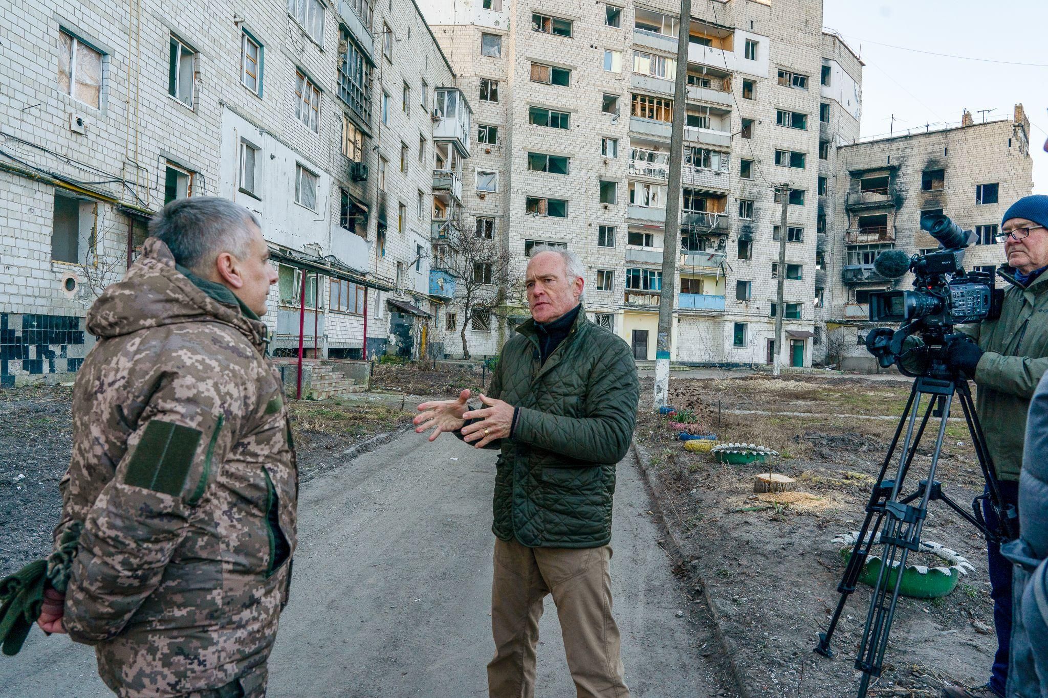 Scott Pelley in Ukraine for a "60 Minutes" segment in 2023. Photo: CBS News