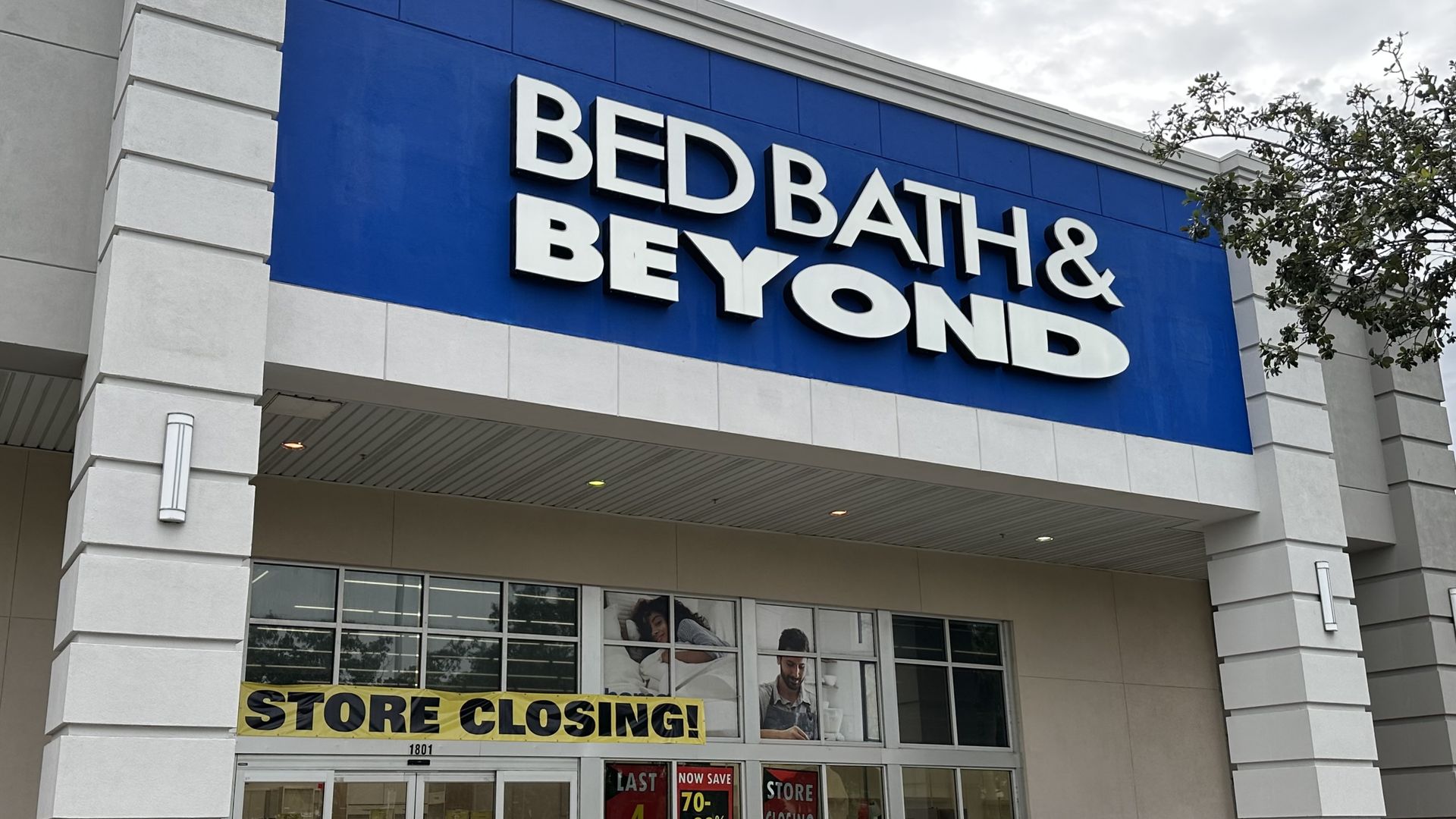 Bed Bath & Beyond storefront with store closing sign 
