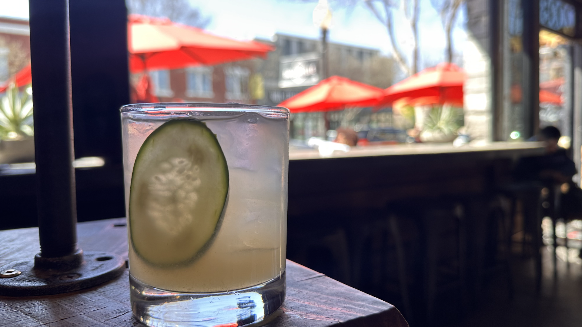 A drink with a cucumber slice in it