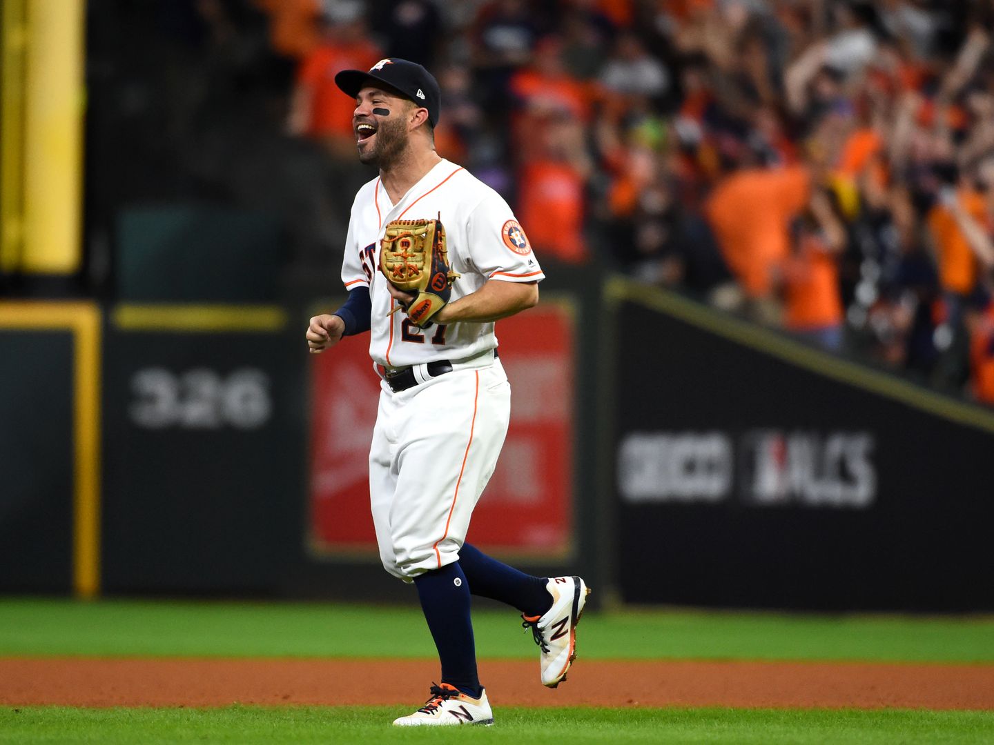 Jose Altuve sends Astros to the World Series in the best way