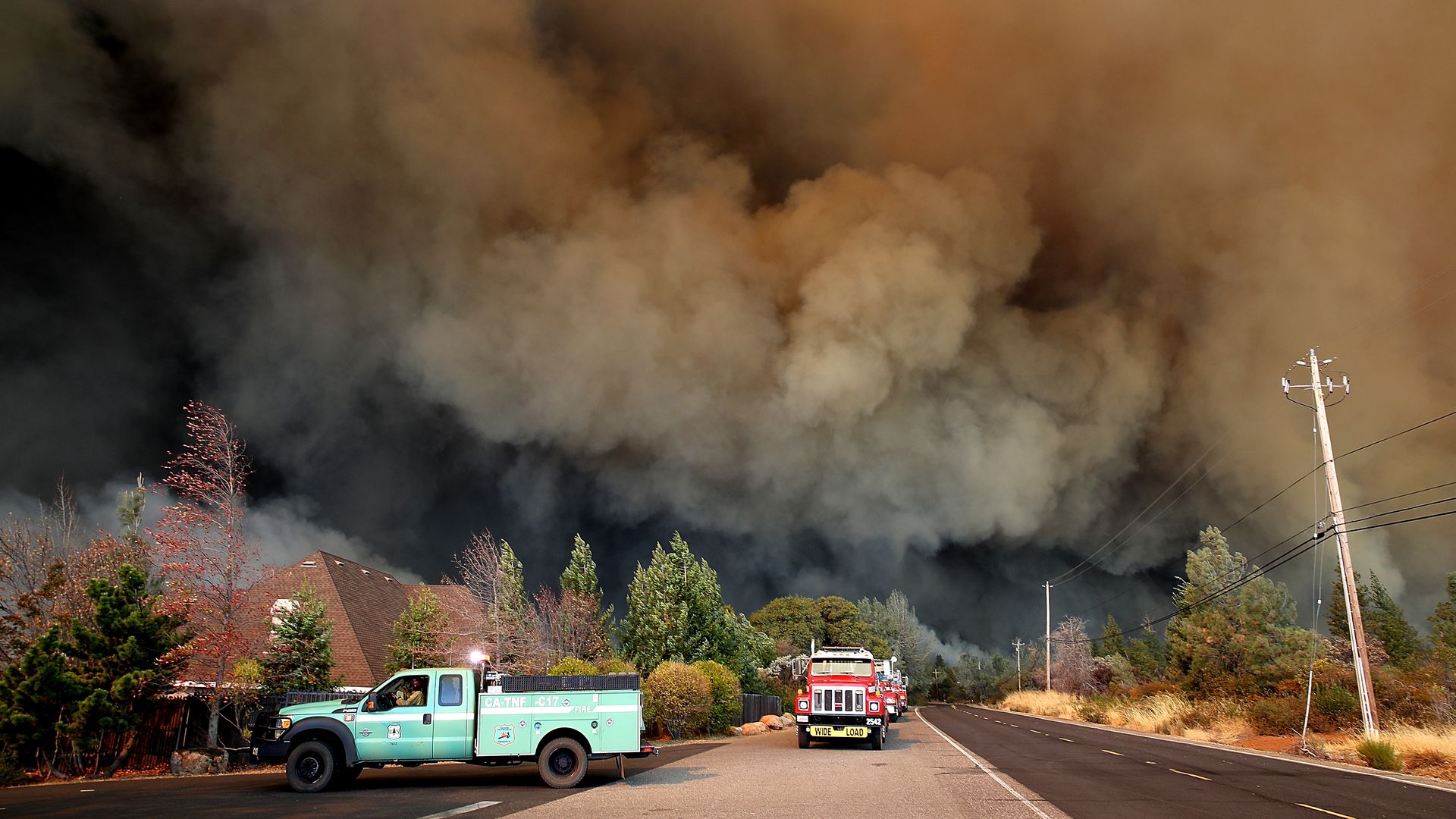 A plume of smoke rises above the Camp Fire. Photo: Justin Sullivan/Getty Images