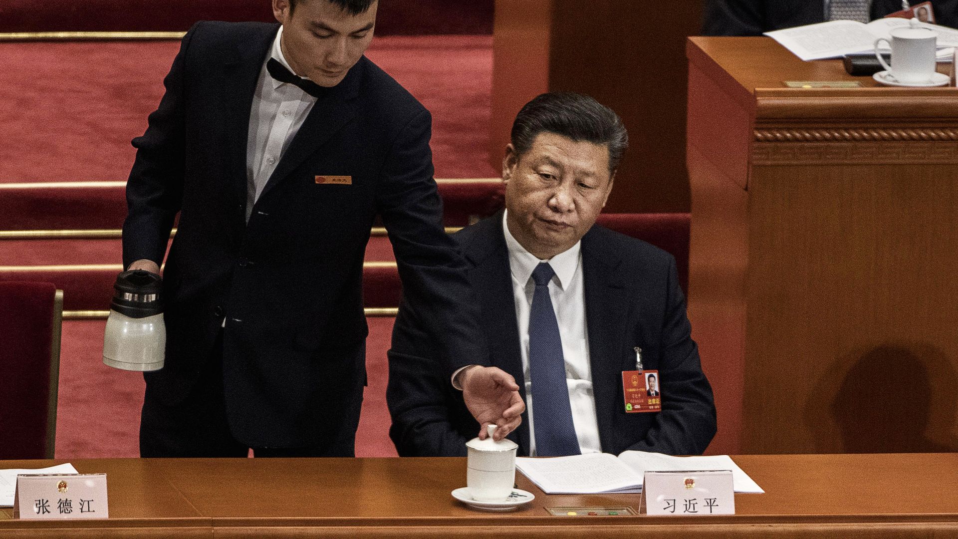 Host refills Xi Jinping's tea