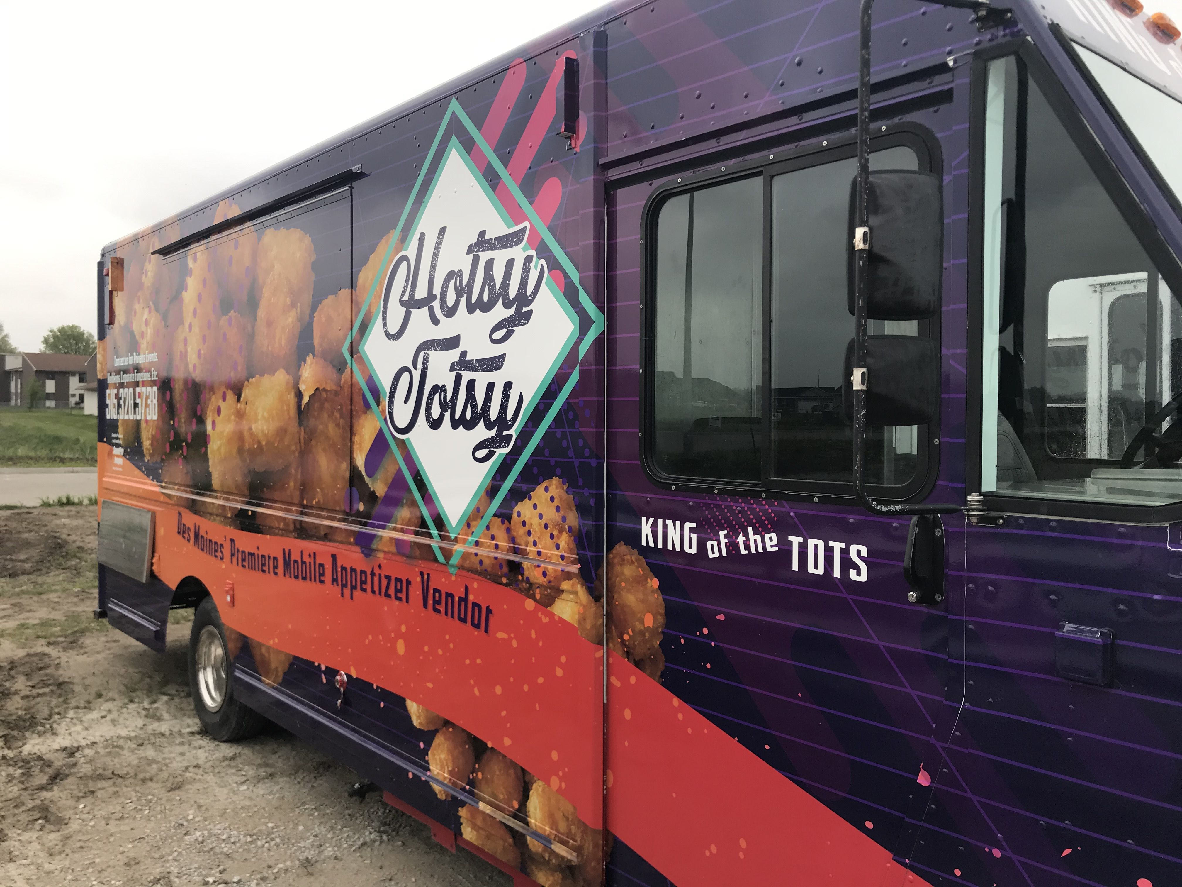 The outside of the Hotsy Totsy food truck