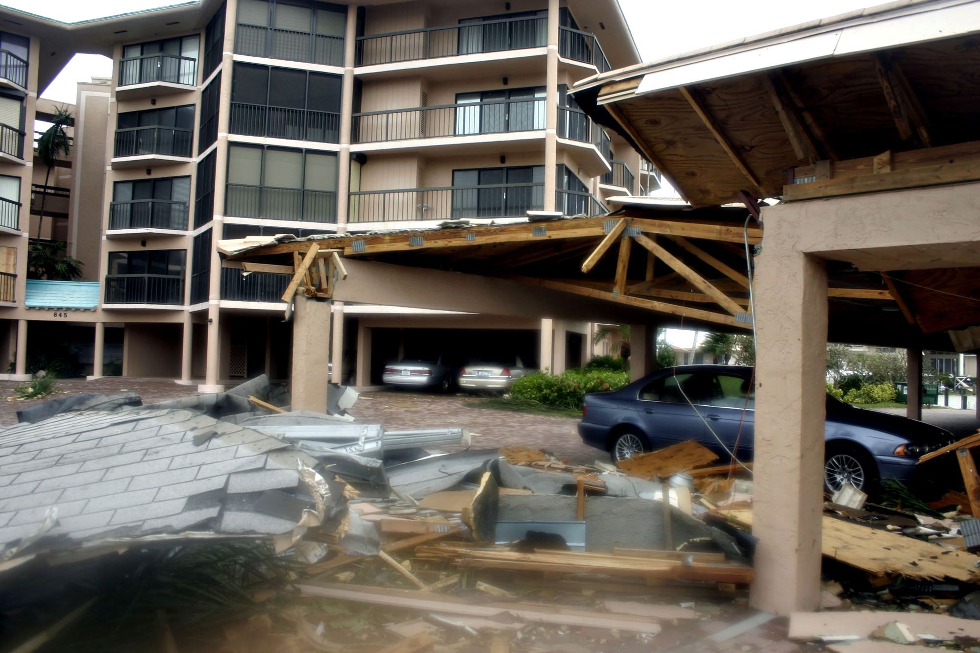 Des débris jonchent le sol à l'extérieur d'un bâtiment à Marco Island, en Floride, le lundi 24 octobre 2005