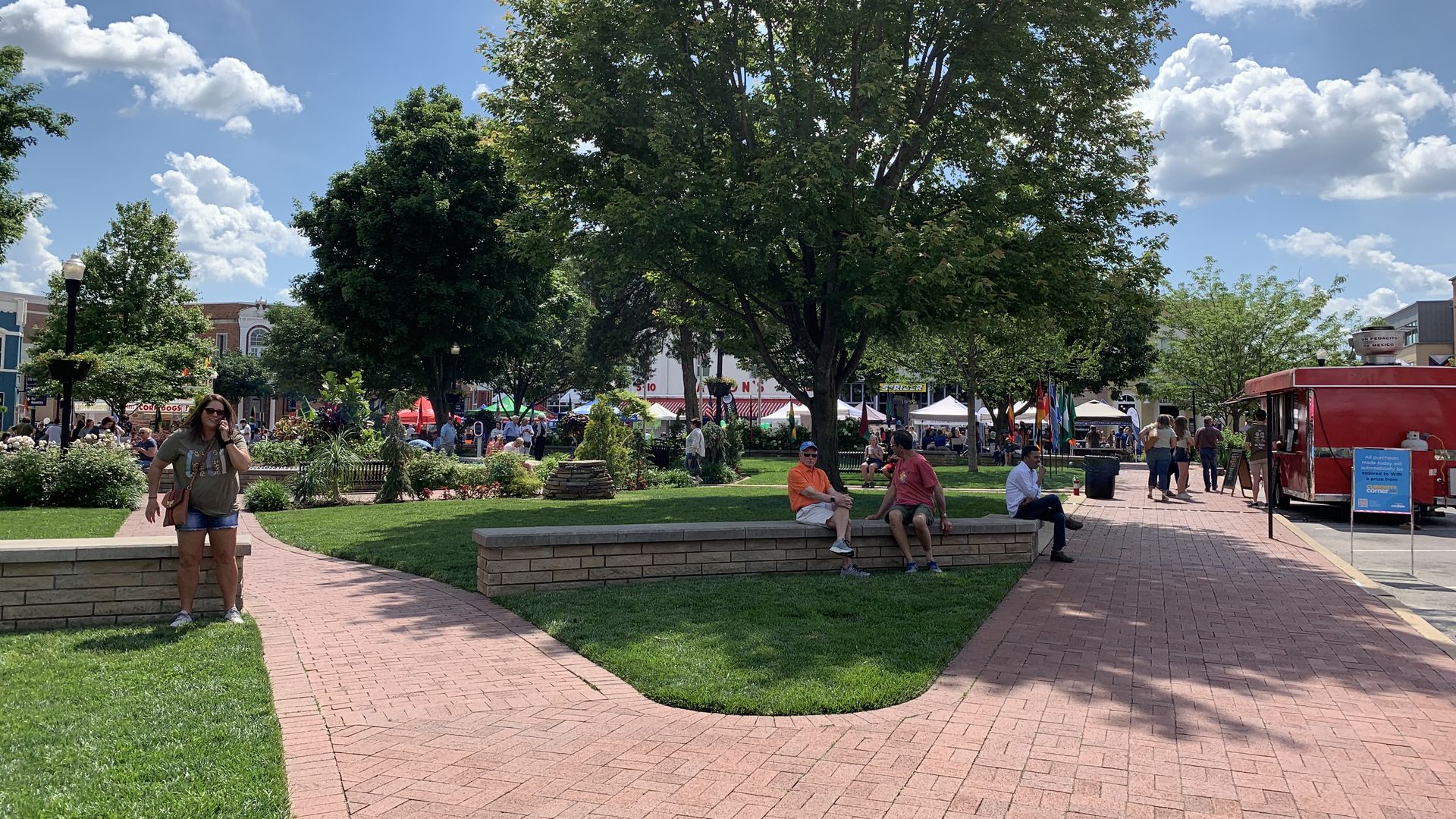 photo of downtown Bentonville sqaure