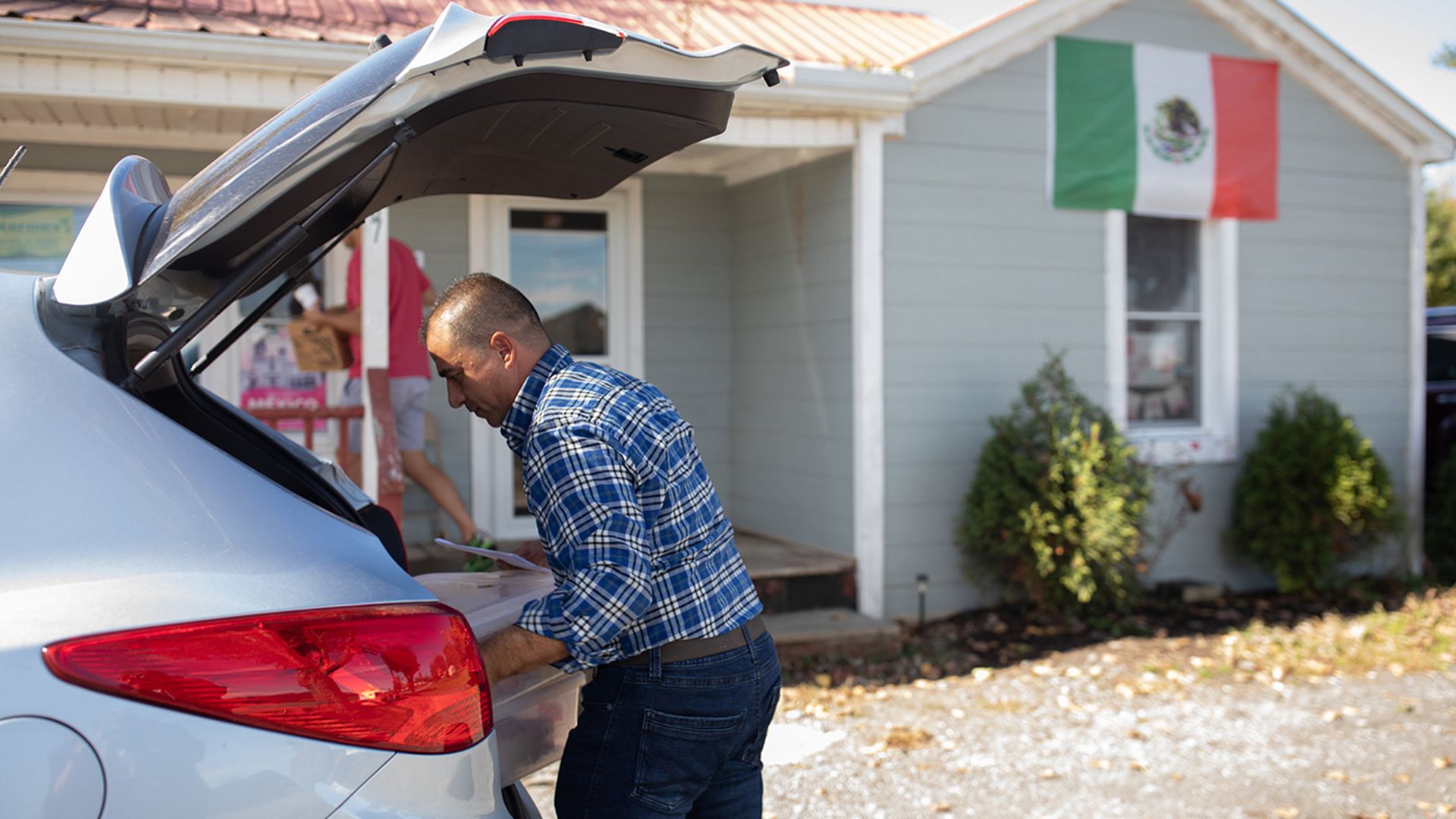 Christmas Trees Manolo loading bread