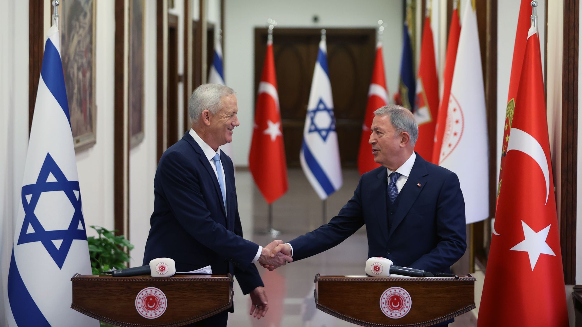  Israeli Defence Minister Benny Gantz (L) and Turkish Defence Minister Hulusi Akar (R) hold a joint press conference